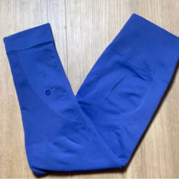 Lululemon Zone In Crop EUC Size 8 - Picture 1 of 10